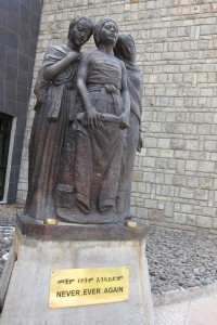 Staty vid Röda Terror-museet i Addis.